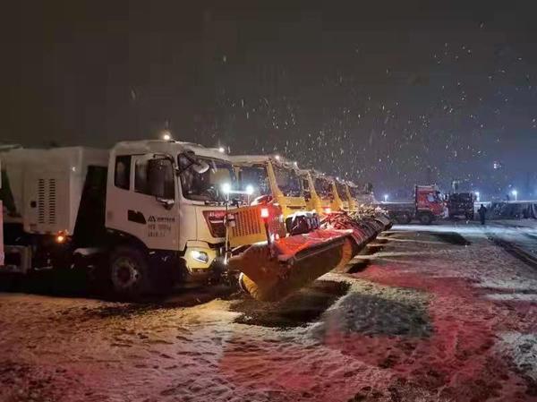 郑州出动148支应急队3万余人参与除雪保障
