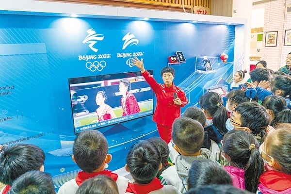 全国大众冰雪季冰雪文化进校园巡展登陆江城 孩子们“缠上”滑雪世界冠军郭丹丹
