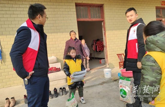 咸安区志愿者协会新年慰问困难群众