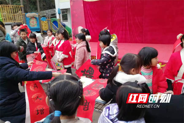 浏阳市淳口镇洞庭小学举行支教志愿者表彰活动