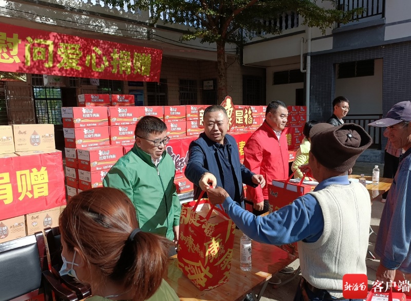 康师傅饮品海南行销公司为临高县铺仔村捐赠食品饮料