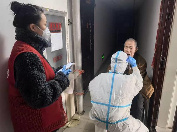 郑州全员核酸检测实施“敲门行动+上门服务” 得到群众点赞