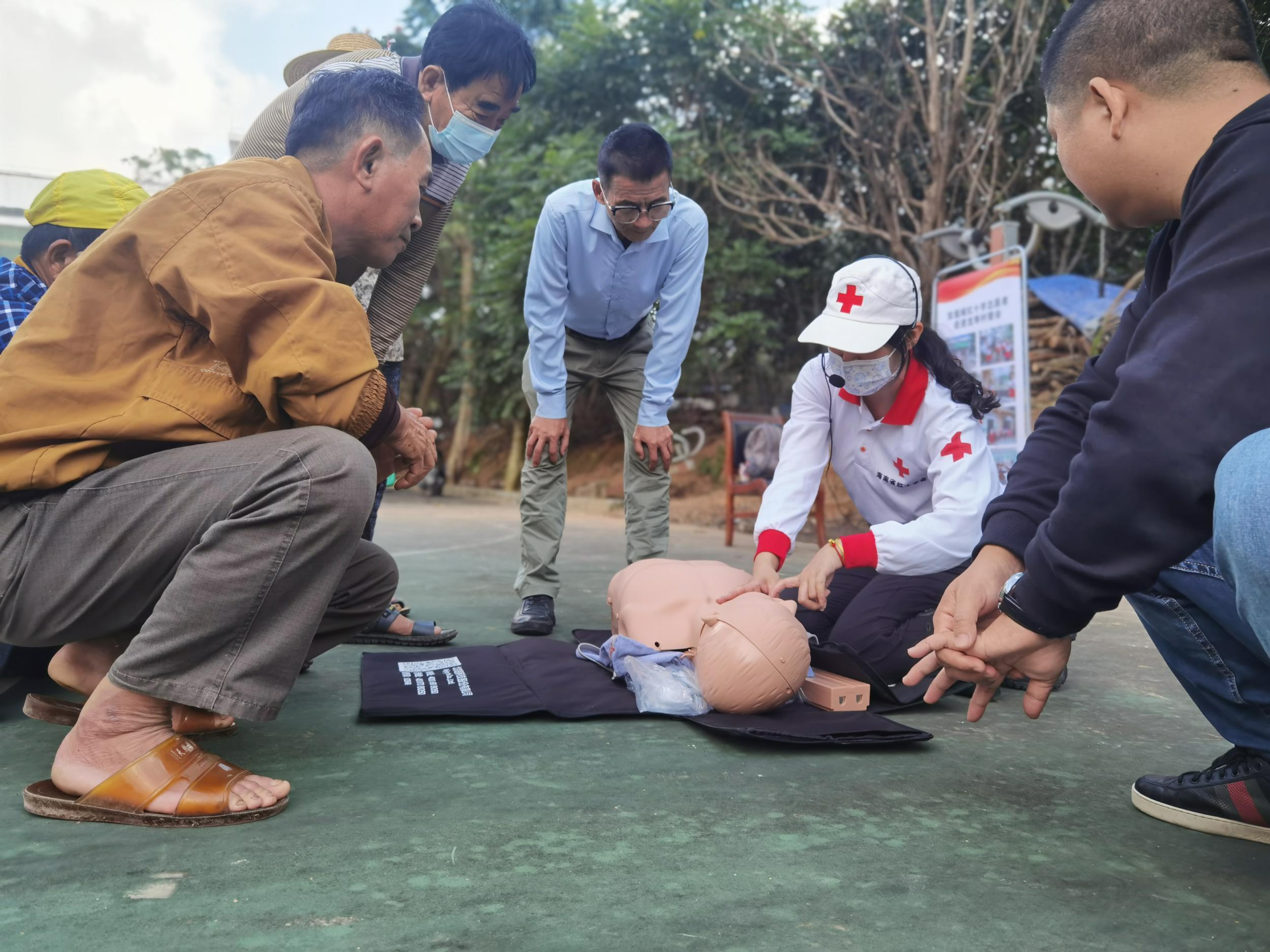 海南首个基层红十字志愿者服务站在琼海龙寿村挂牌成立