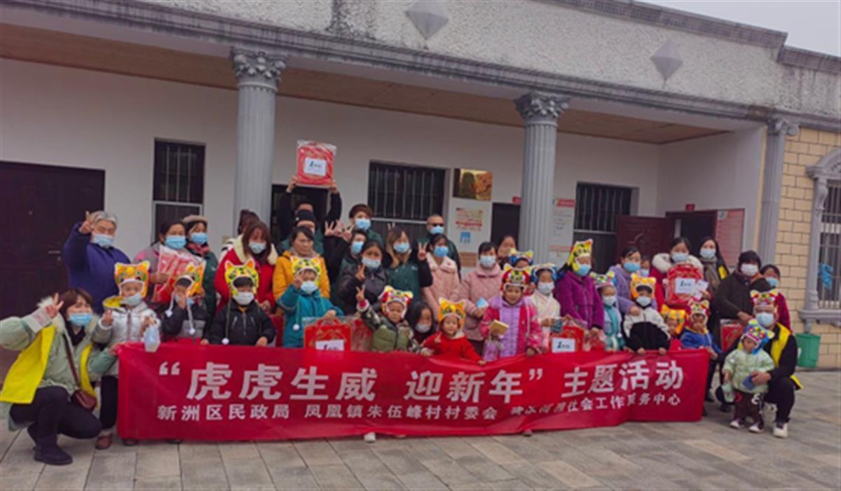社工、志愿者陪武汉新洲40多名儿童制作虎头帽