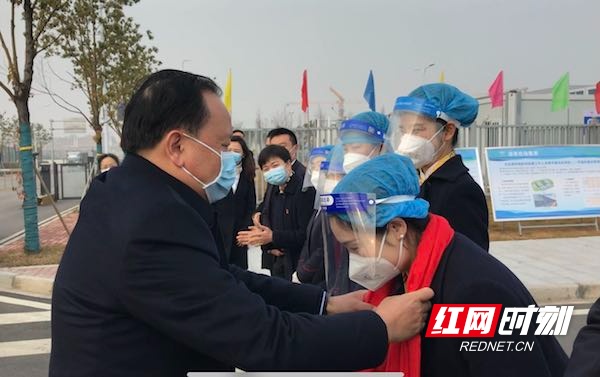 湖南省总工会看望慰问春运一线工作人员