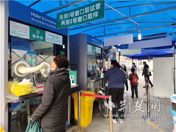 一天检测3500人次 武汉市中心医院24小时核酸检测应对返乡高峰
