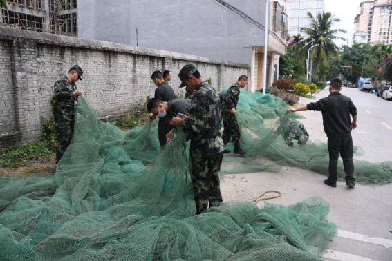 打击非法捕捞 琼海海警局集中销毁涉案渔网30余张