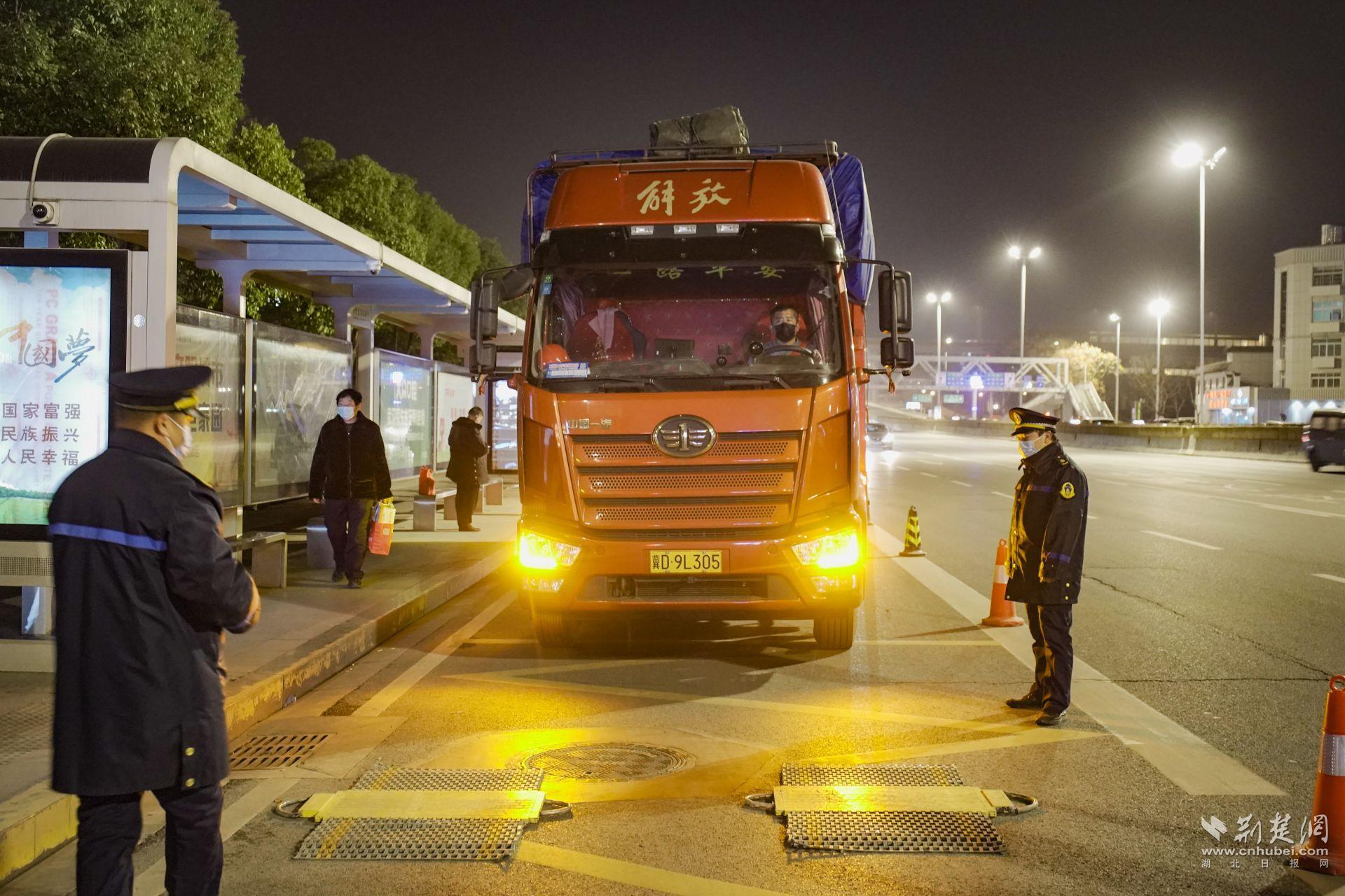 五分钟“逮”两辆！江汉区城管全力整治货车超限超载 守护群众出行平安