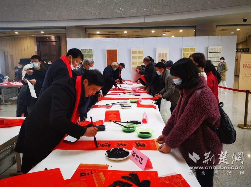 中国书法·年展全国行书草书作品展在汉开展  书法家现场写春联送居民