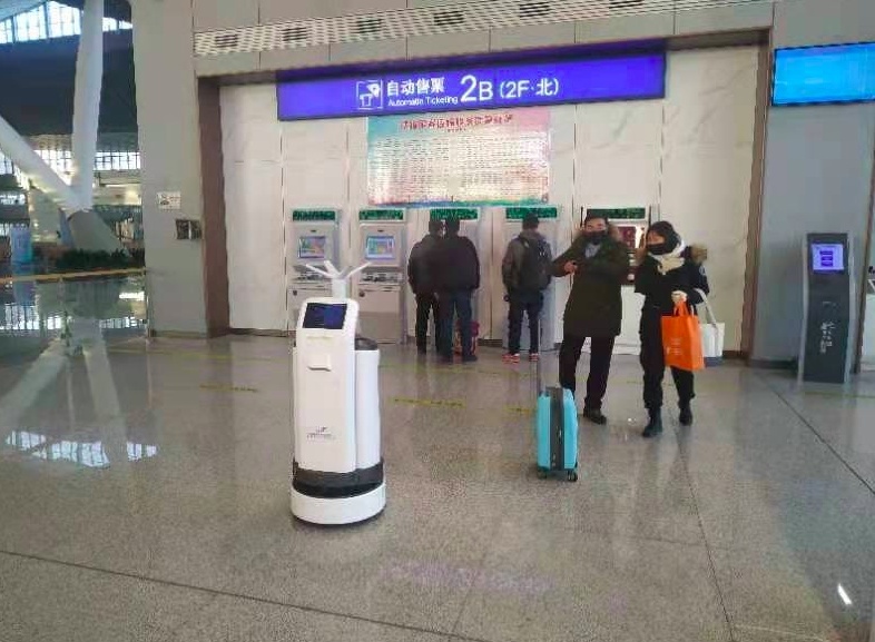 北京站春运上岗消毒机器人，部分进站闸机增查验健康宝功能