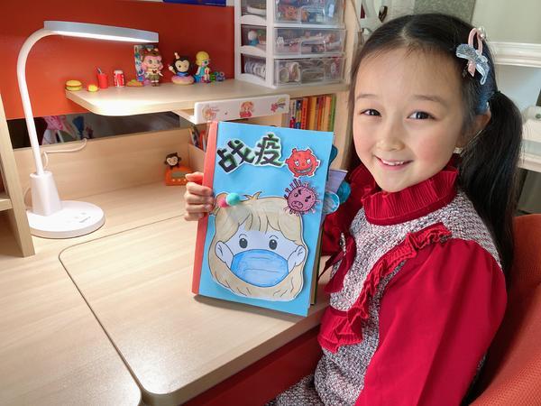 洛阳市8岁小学生自制Q版绘画“立体防疫宝藏书”