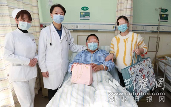 220斤男子住院做减重手术  怀孕7个月的妻子病房陪护5天