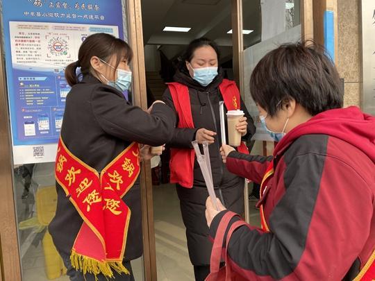 河南战“疫”暖镜头丨中牟县核酸检测现场的故事，很暖！