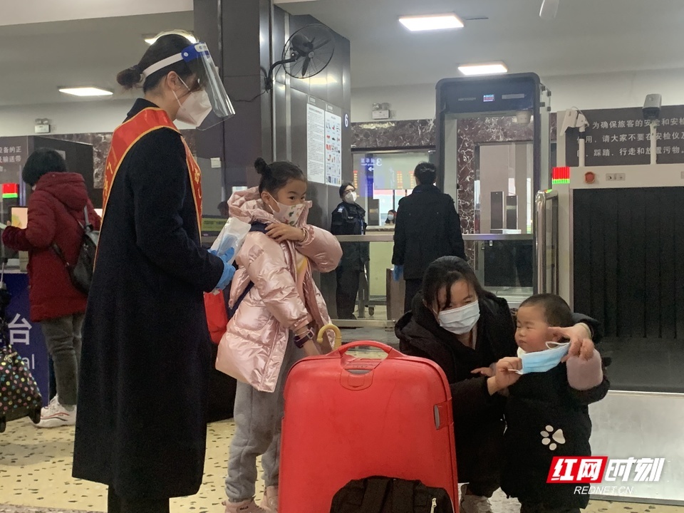 长沙火车站：帮忙看小孩、往来解答……这群“红袖章”无所不会