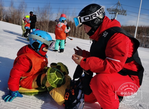 2022新春走基层②丨滑雪教练吴迪：春节我在雪场过