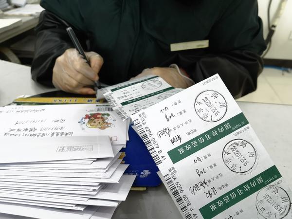 郑州铁警帮助1600余个遗失证件踏上 回家之旅