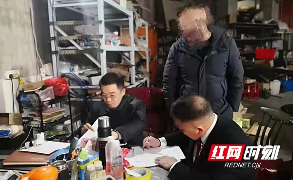 邵阳县人民法院执行干警寒风中蹲守，为当事人挽回13万余元