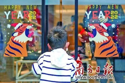 新年“不孤单”，香港青年逛古城、许心愿