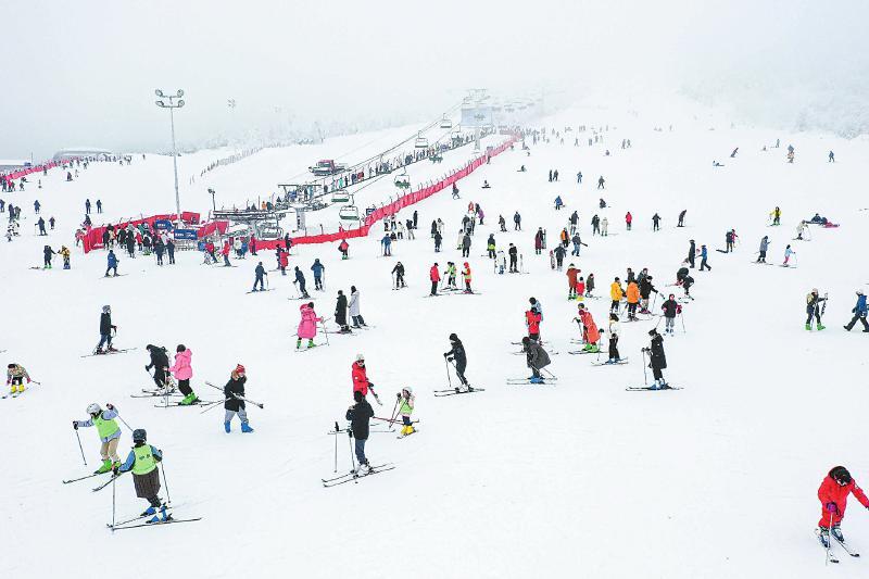 探访成都大邑西岭雪山滑雪场：正月初三 万人体验“雪上飞”