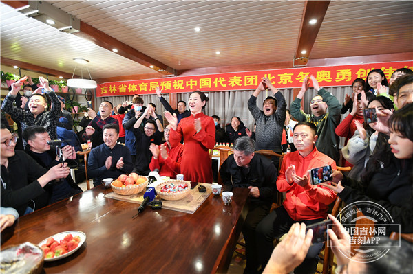 冬奥最前线丨“我们赢了！大靖好样的！” 中国吉林网与武大靖家人一起为“首金”欢呼！