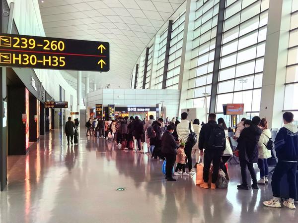 郑州机场春节7天累计发送旅客超过15万人次