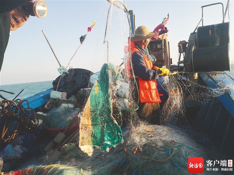 海南周刊 | “渔船打捞垃圾”项目演绎新渔夫与海的故事 “海洋猎人”让垃圾上岸
