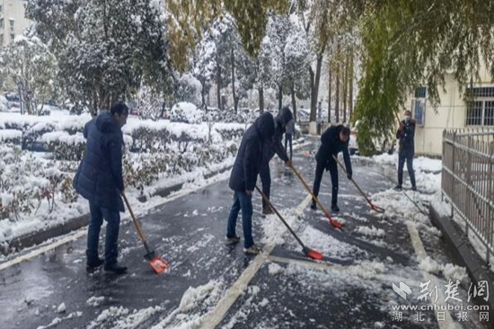 红安县机关事务服务中心：清扫积雪除供电故障