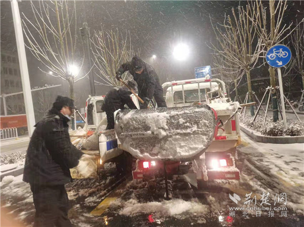 武昌杨园街连夜开展融雪行动 守护居民出行安全