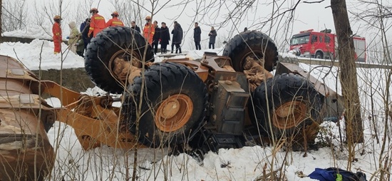 铲雪车翻滚八米山坡下司机倒困，武穴消防成功紧急营救