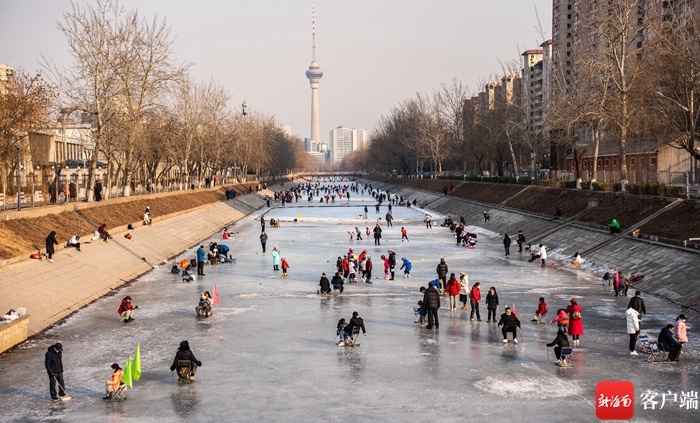 组图 | 北京市民体验滑“野冰”乐趣 演绎冬季运动热