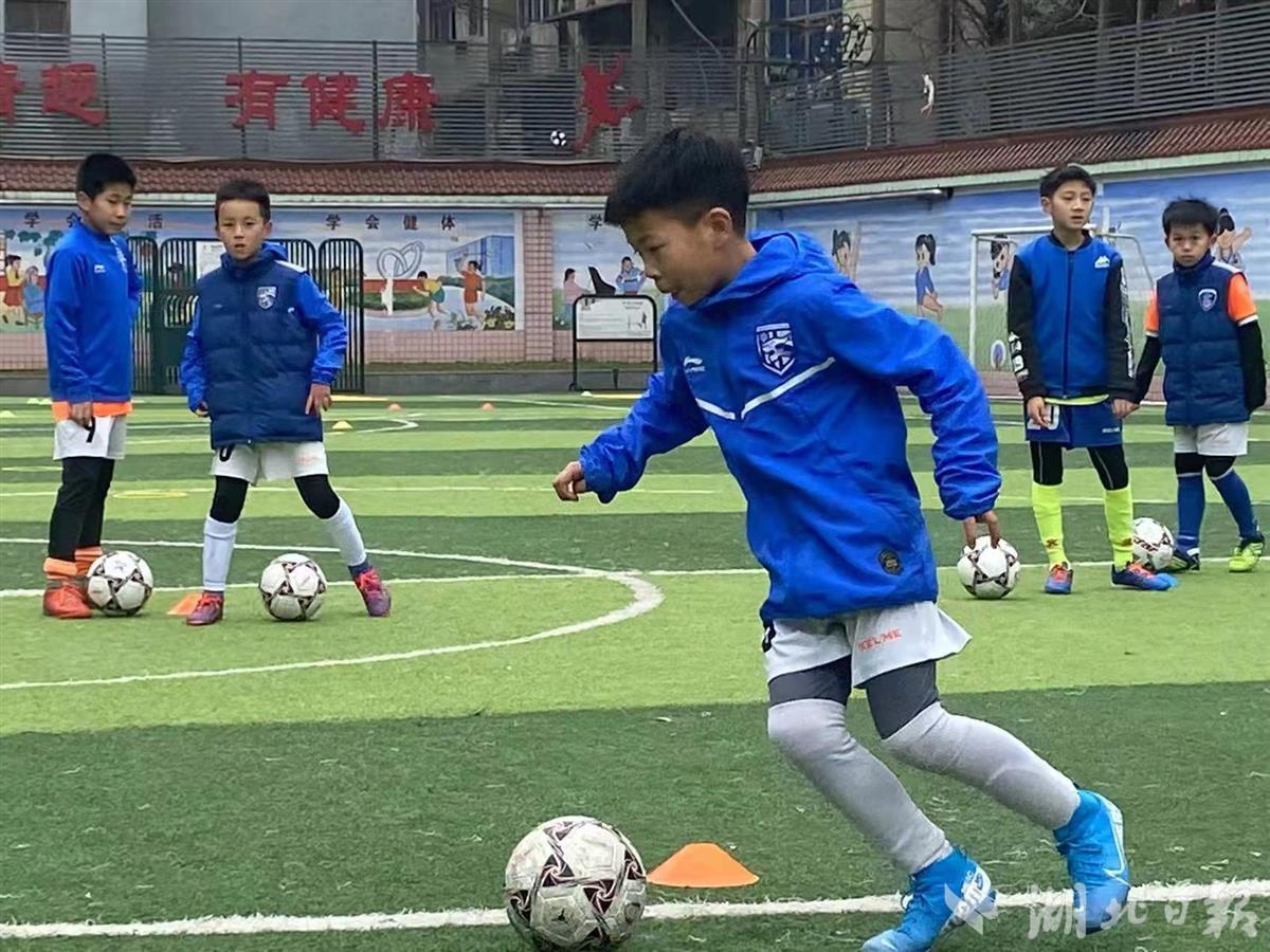 中国女足队员为武汉市硚口区母校师生送祝福