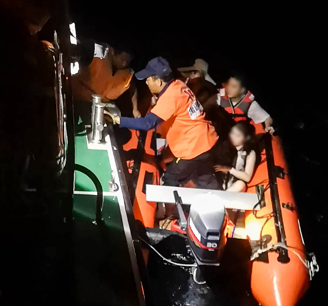 这样打卡网红地太危险！游客探险“蓝洞”被困 三亚海警实施救援