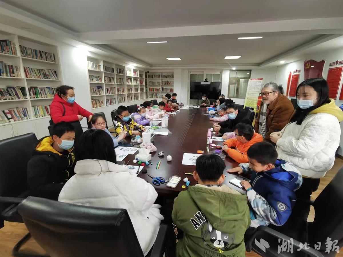 武汉宁松社区：志愿者让小朋友实现“冰墩墩”自由