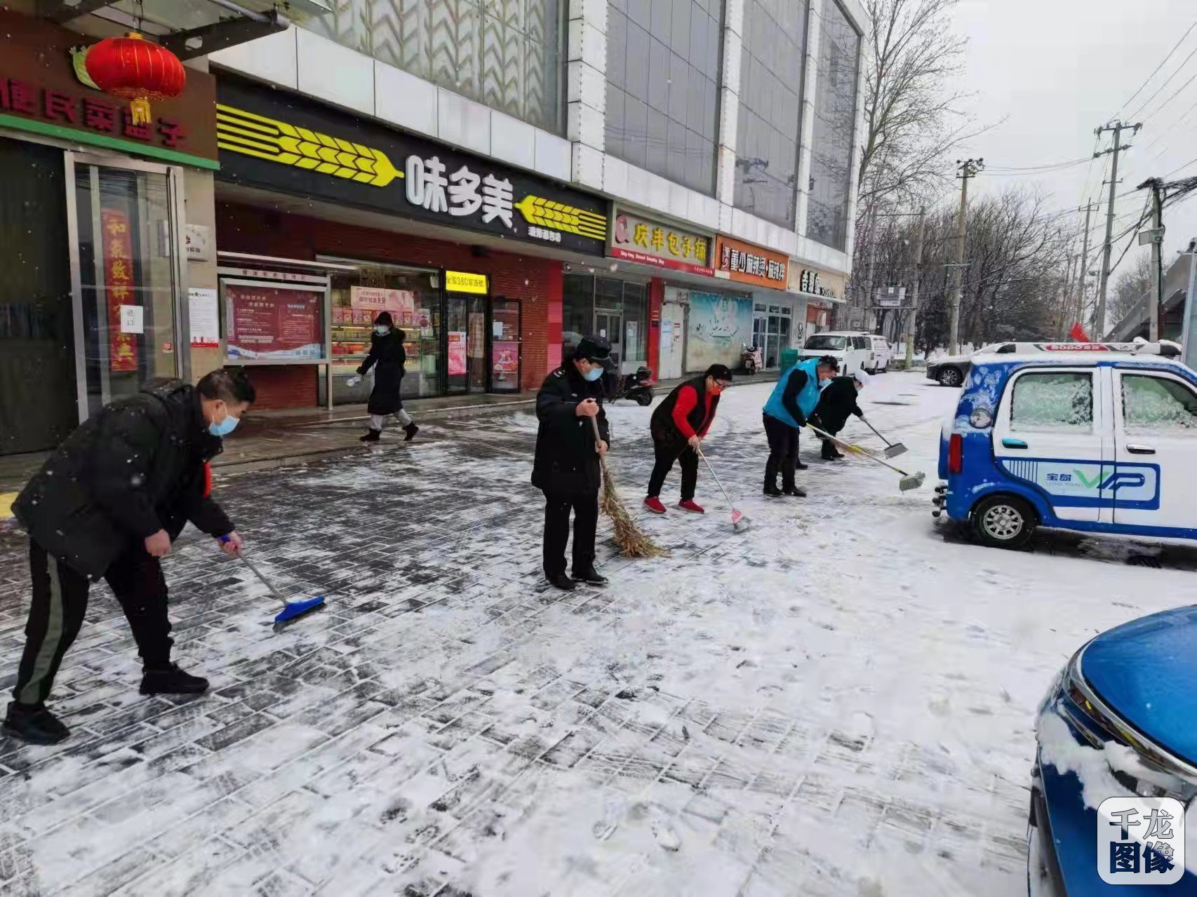 北京丰台城管开展扫雪铲冰 共同守护出行安全