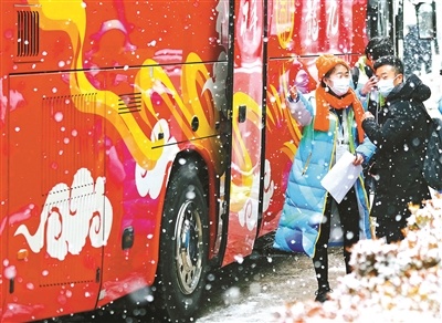 京城降雪“来势汹汹” 志愿者恪守岗位护航冬奥