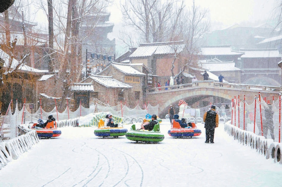 “是冬奥会带来的一场好雪”，市民纷纷走出家门玩冰赏景
