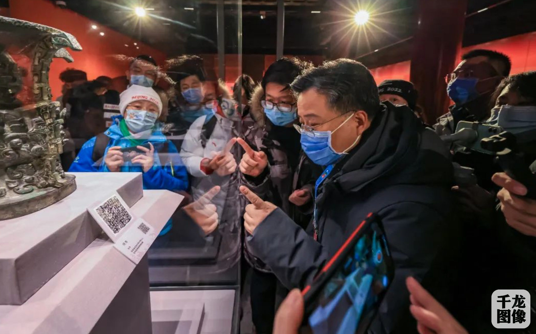 何以中国？逾百位中外记者访雪景故宫，130余件文物试答