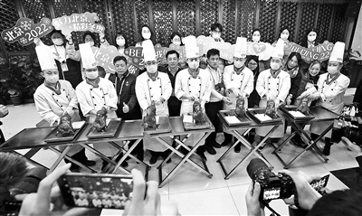 60余名中外媒体记者通过传统美食制作感悟京味文化的独特韵味