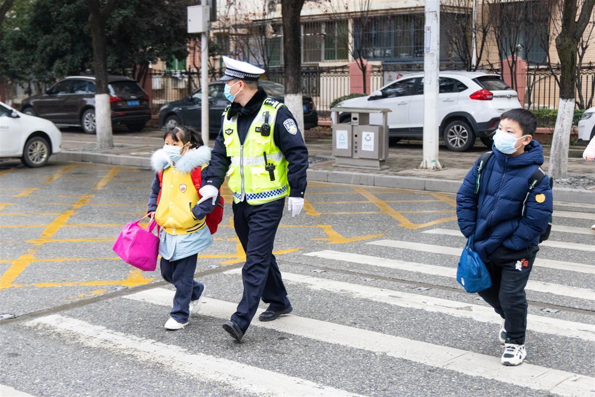 开学首日！武汉民警撑起“平安伞”