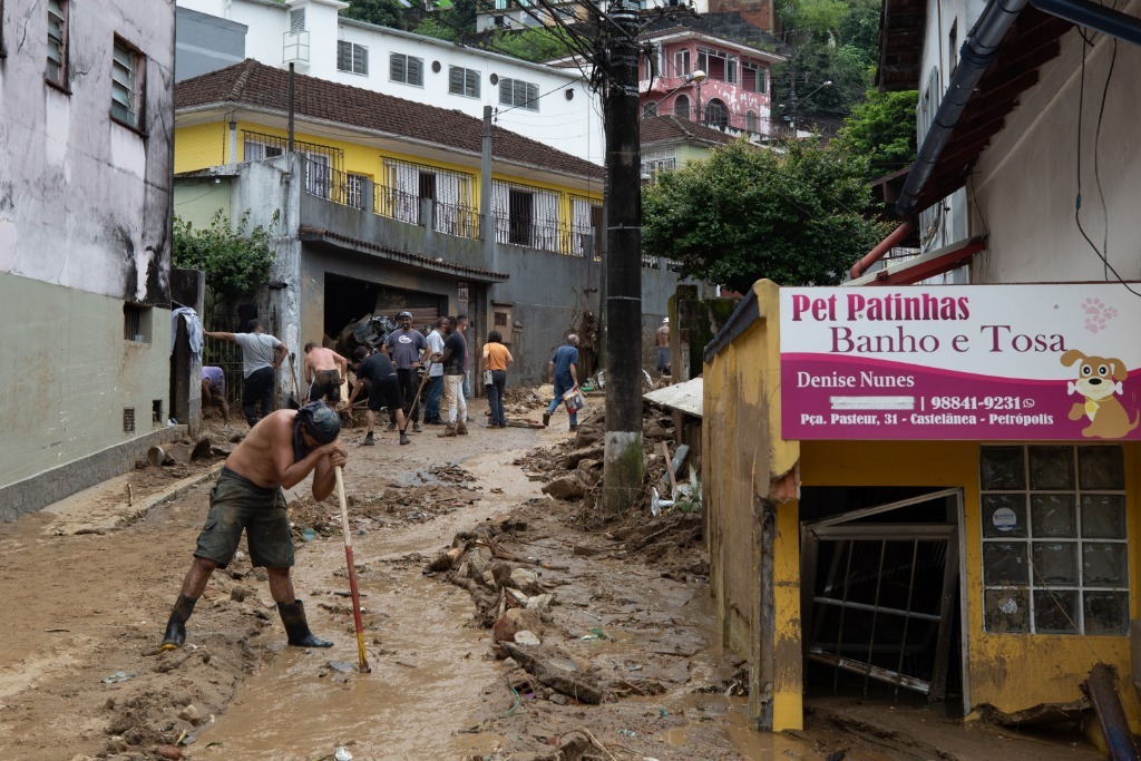 巴西历史名城暴雨成灾 至少94人死亡