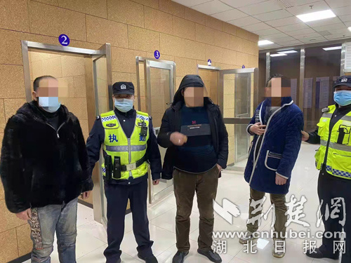 3名“瘾君子”吸食毒品后出门溜达 偶遇武汉民警巡逻盘查被逮个正着