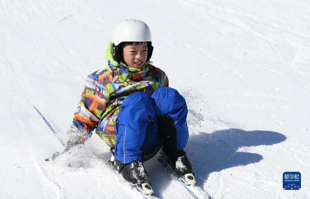 谈球吧体育新华全媒+丨燕山脚下萌娃滑雪图鉴(图5)