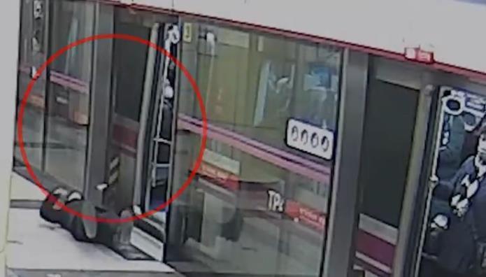 北京：男子地铁站突发心脏病晕倒，众人联手紧急救援