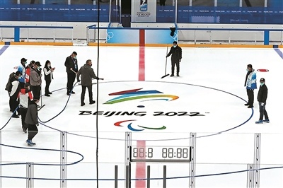 迎冬残奥会 国家体育馆冰面换标识