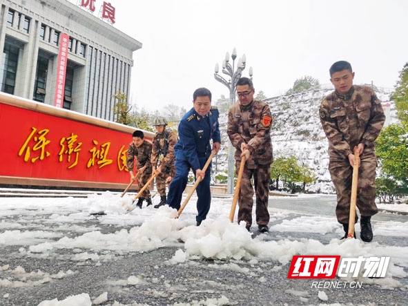 醴陵市：民兵参与“除雪行动”为群众出行“保驾护航”