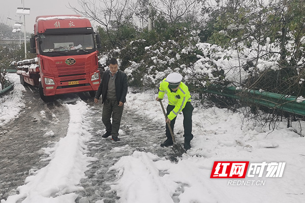 外地货车司机被困冰雪路面 株洲警民齐力救助
