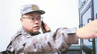 全国人大代表、中部战区空军某雷达旅三级军士长刘伟修——向战而行织“天网”