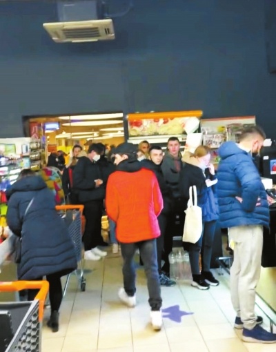 在基辅中国小伙称加油、取钱都要排长队 不少超市被买空