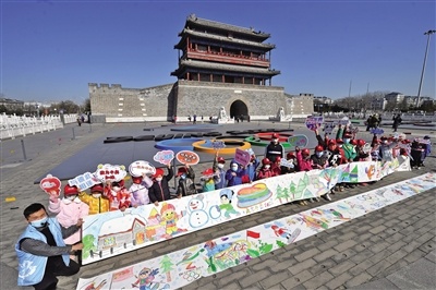 北京市百余市民共绘百米冬奥画卷