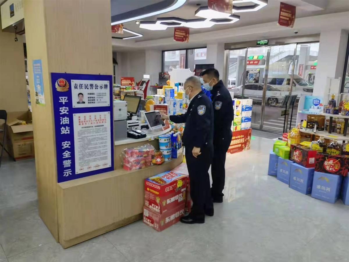 武汉警方为438座加油站“体检”